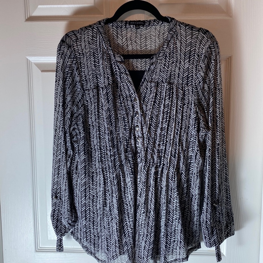 Ava & Grace Chevron Black and White Print Roll up sleeve V Neck sheer lined XL